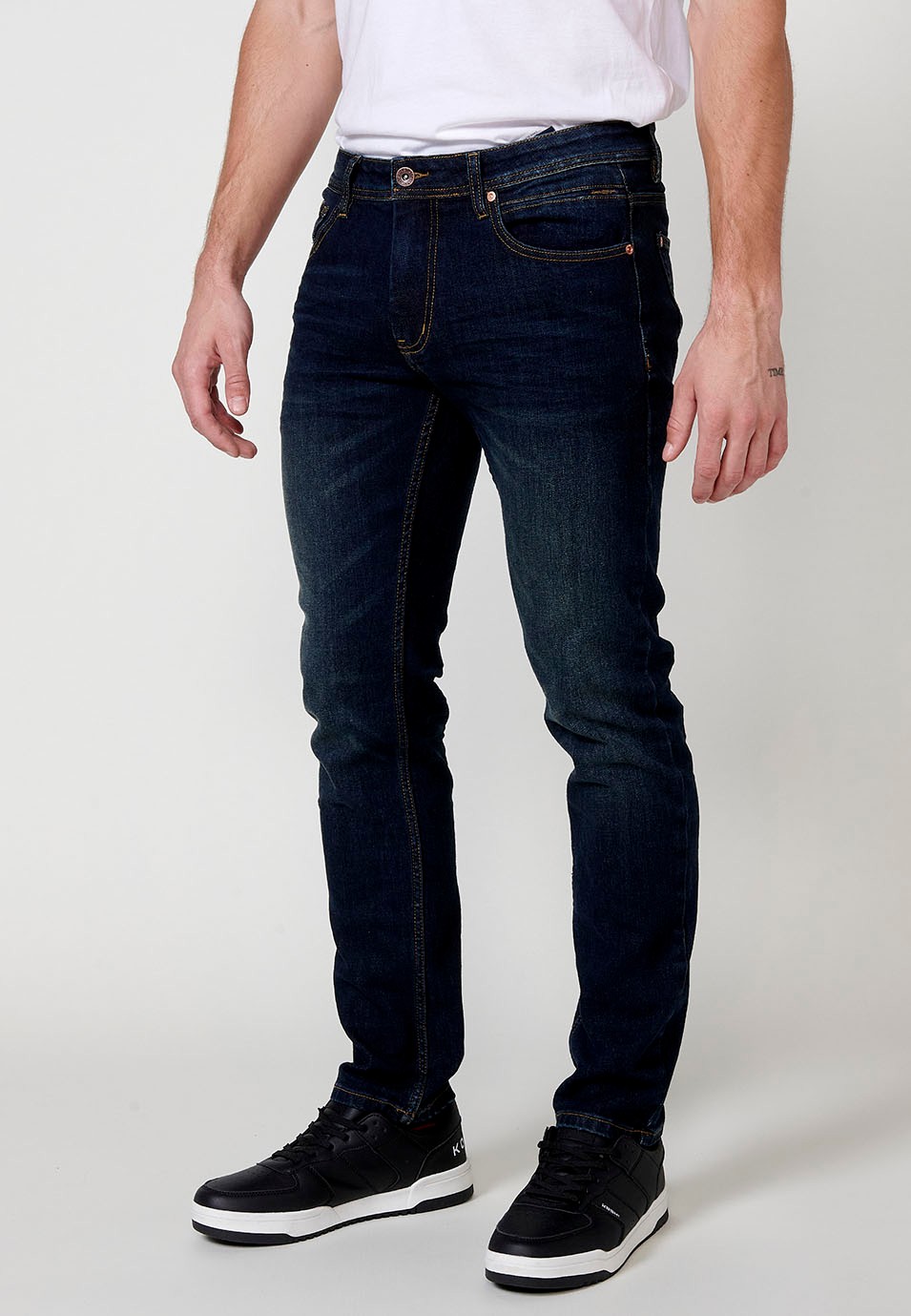 Pantalon long droit en jean coupe classique avec poches en Bleu Foncé pour Homme