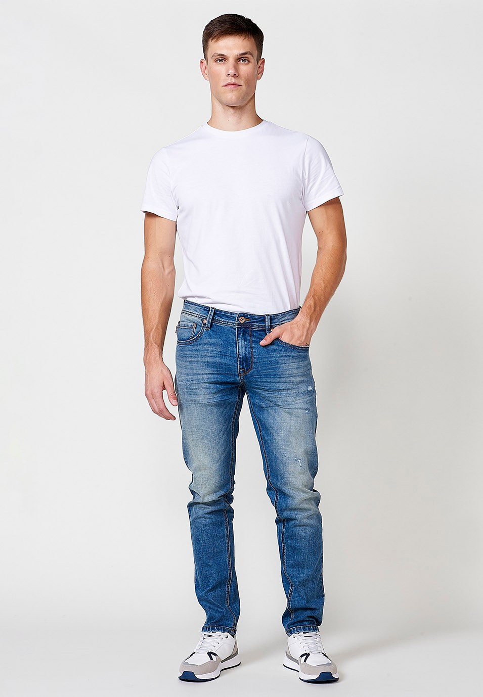 Pantalon droit en jean coupe classique avec cinq poches, une poche ticket et fermeture sur le devant avec fermeture éclair et bouton en Bleu pour Homme