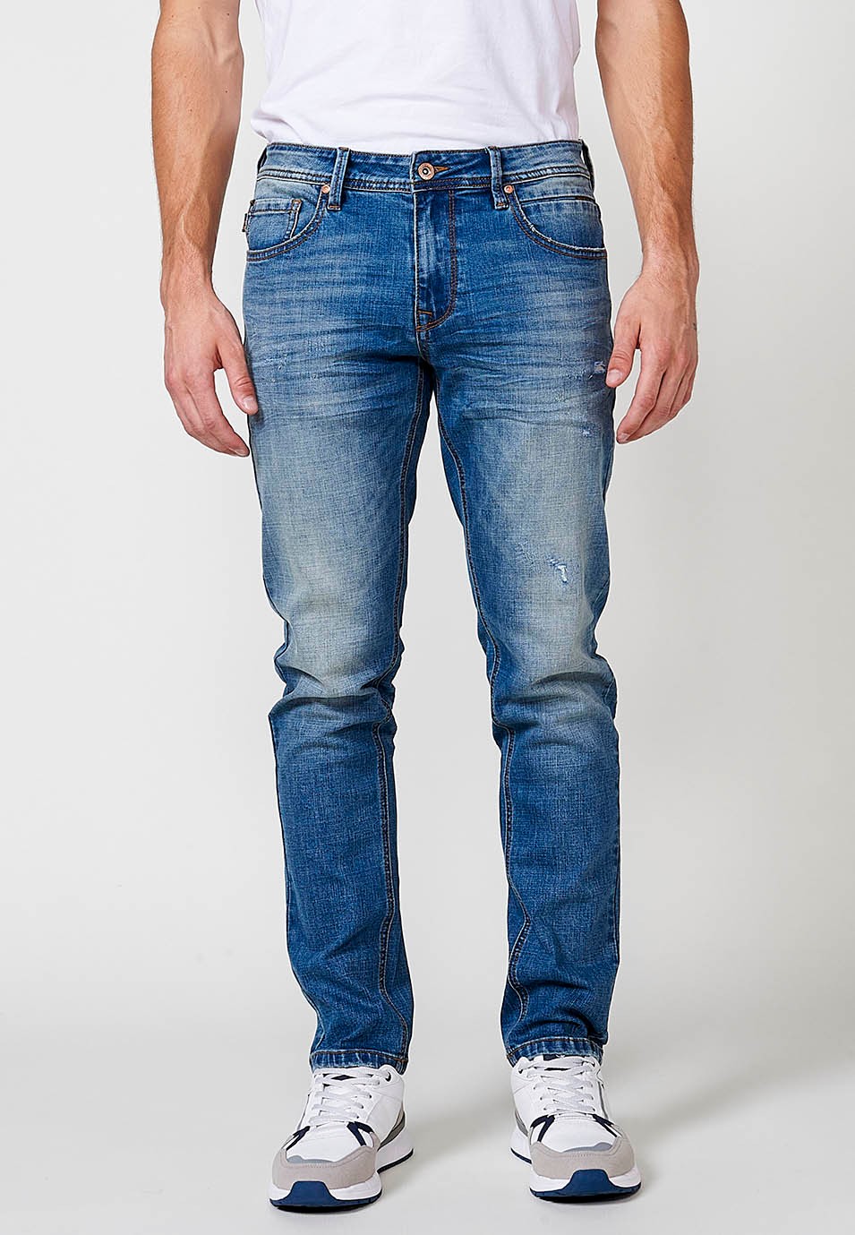 Pantalon droit en jean coupe classique avec cinq poches, une poche ticket et fermeture sur le devant avec fermeture éclair et bouton en Bleu pour Homme