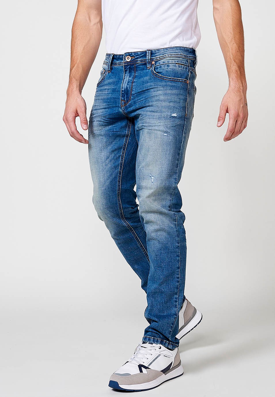 Pantalon droit en jean coupe classique avec cinq poches, une poche ticket et fermeture sur le devant avec fermeture éclair et bouton en Bleu pour Homme