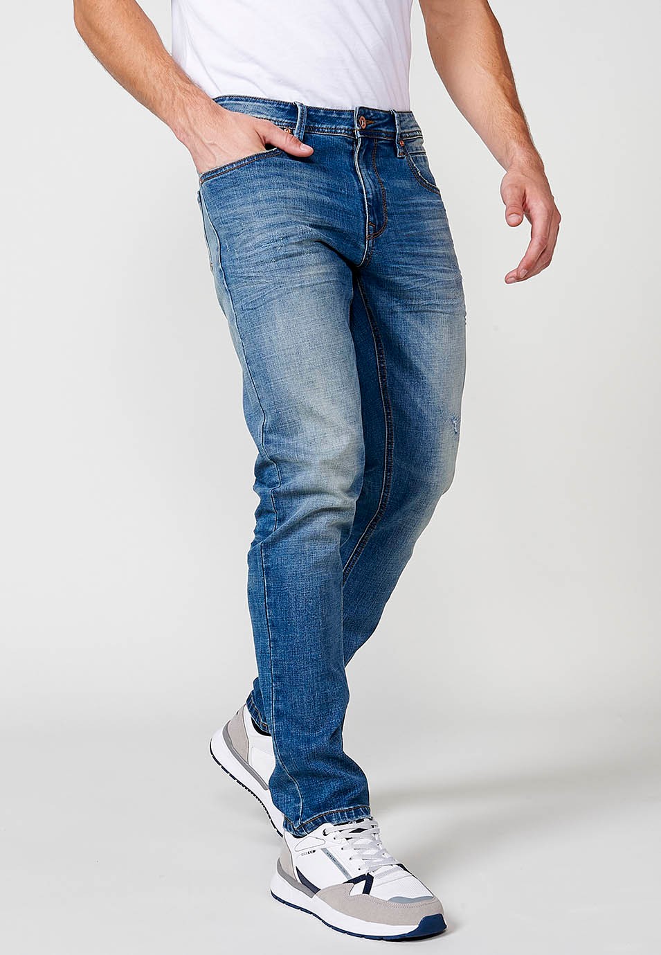 Pantalon droit en jean coupe classique avec cinq poches, une poche ticket et fermeture sur le devant avec fermeture éclair et bouton en Bleu pour Homme