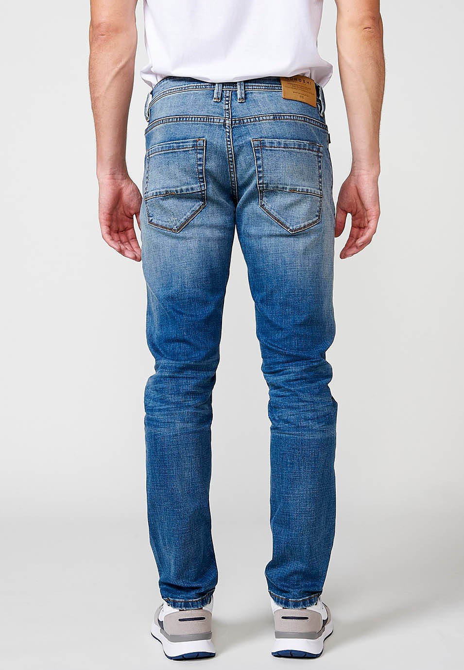 Pantalon droit en jean coupe classique avec cinq poches, une poche ticket et fermeture sur le devant avec fermeture éclair et bouton en Bleu pour Homme