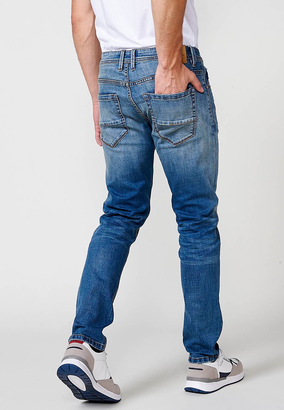 Pantalon droit en jean coupe classique avec cinq poches, une poche ticket et fermeture sur le devant avec fermeture éclair et bouton en Bleu pour Homme