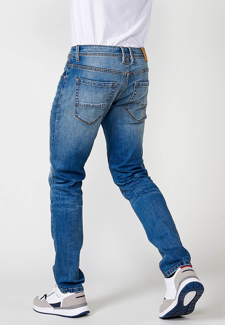 Pantalon droit en jean coupe classique avec cinq poches, une poche ticket et fermeture sur le devant avec fermeture éclair et bouton en Bleu pour Homme