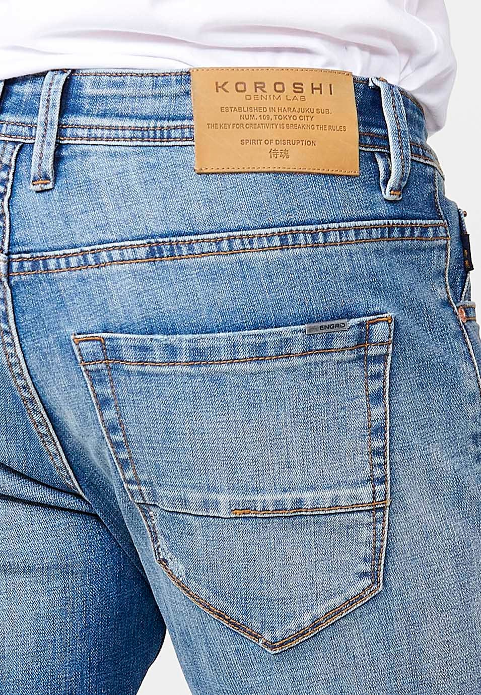 Pantalon droit en jean coupe classique avec cinq poches, une poche ticket et fermeture sur le devant avec fermeture éclair et bouton en Bleu pour Homme