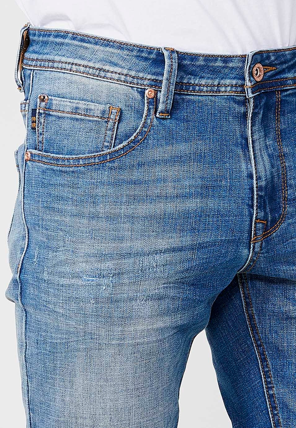 Pantalon droit en jean coupe classique avec cinq poches, une poche ticket et fermeture sur le devant avec fermeture éclair et bouton en Bleu pour Homme