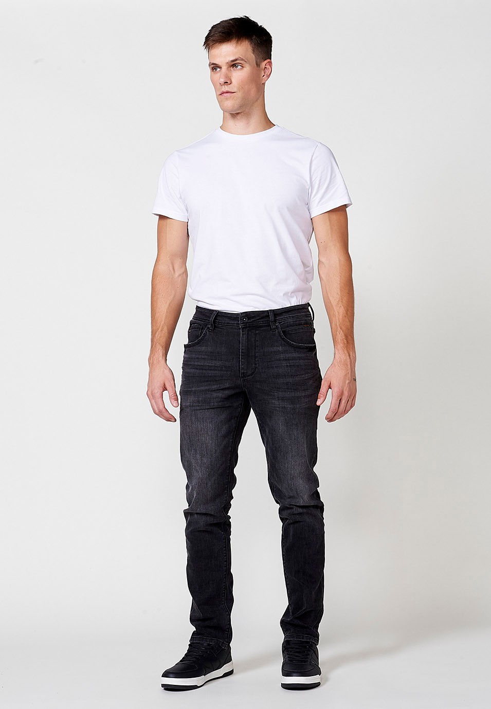 Pantalon long droit en jean coupe classique à cinq poches, une poche en Noir pour Homme