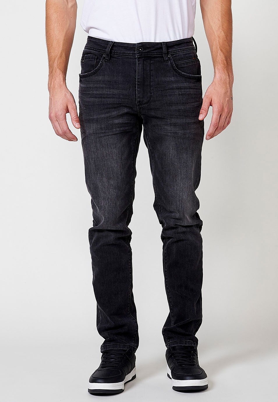 Pantalon long droit en jean coupe classique à cinq poches, une poche en Noir pour Homme