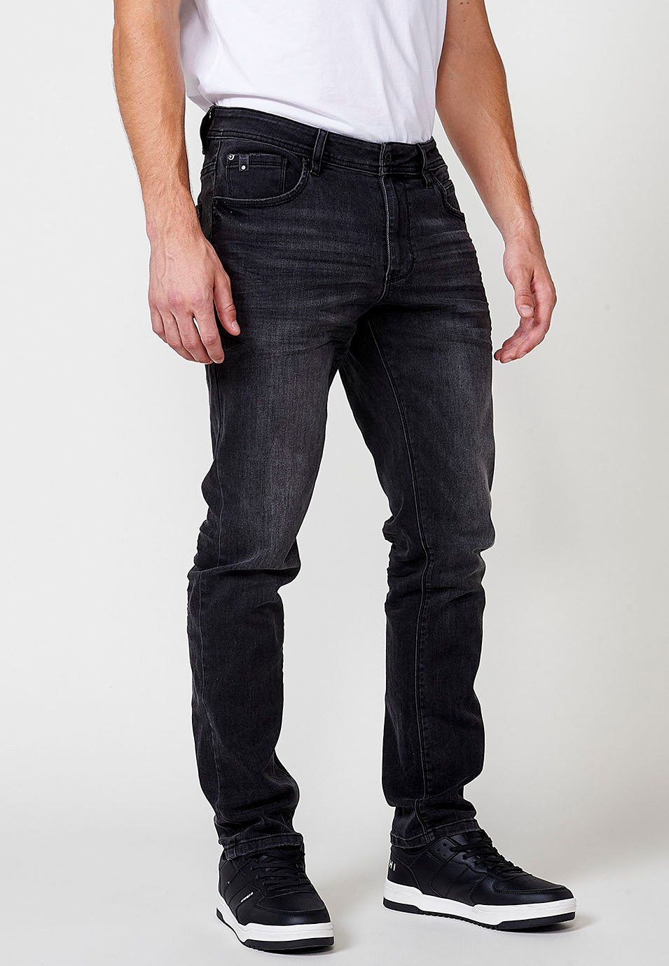 Pantalon long droit en jean coupe classique à cinq poches, une poche en Noir pour Homme