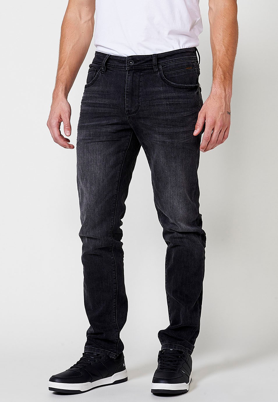 Pantalon long droit en jean coupe classique à cinq poches, une poche en Noir pour Homme