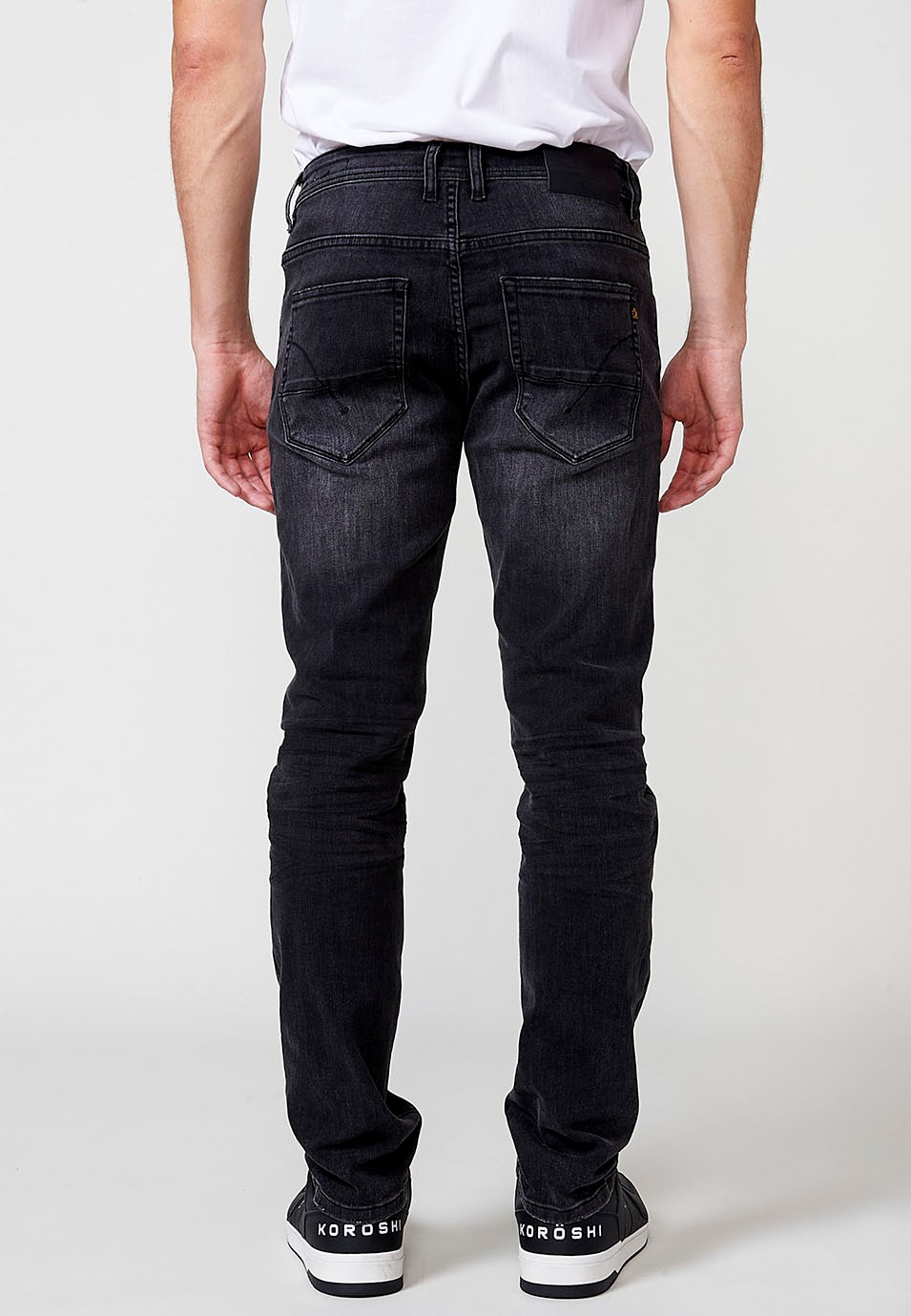 Pantalon long droit en jean coupe classique à cinq poches, une poche en Noir pour Homme