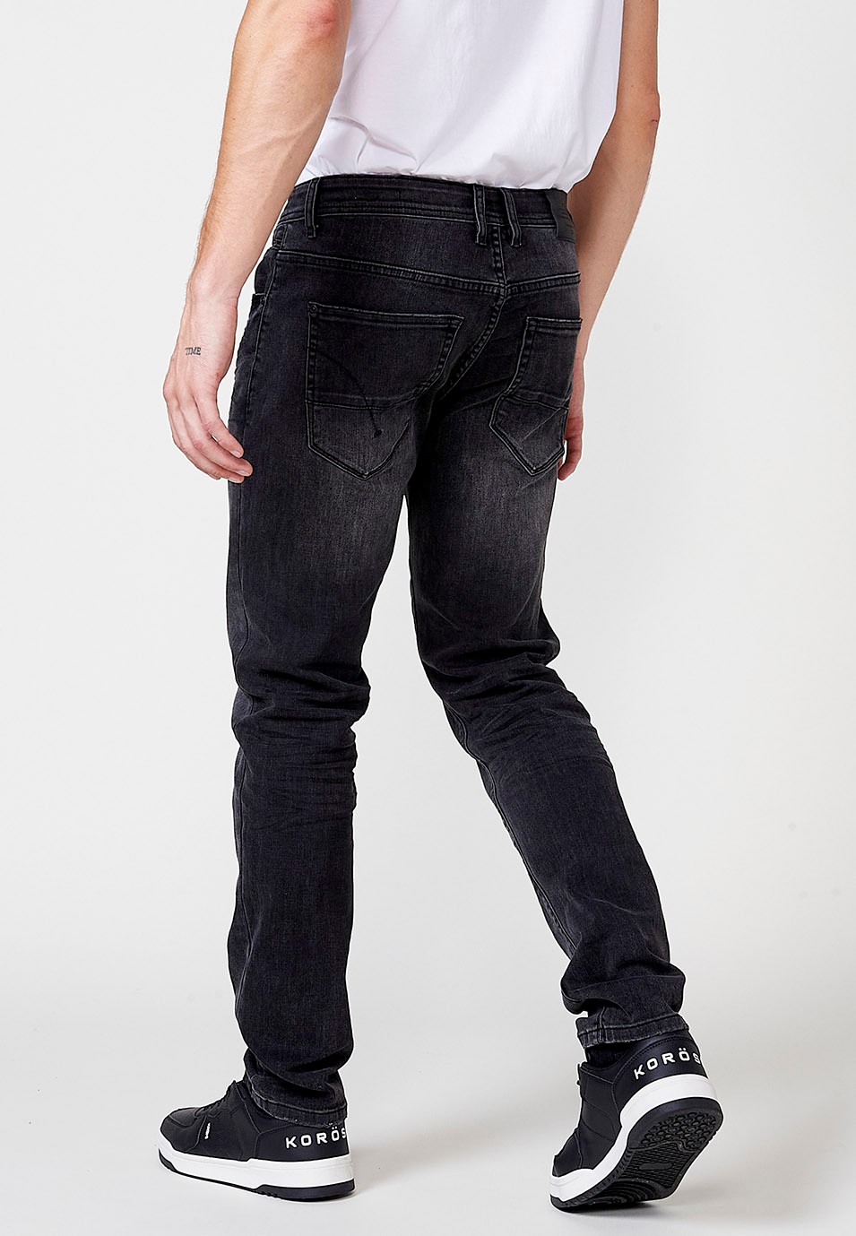 Pantalon long droit en jean coupe classique à cinq poches, une poche en Noir pour Homme