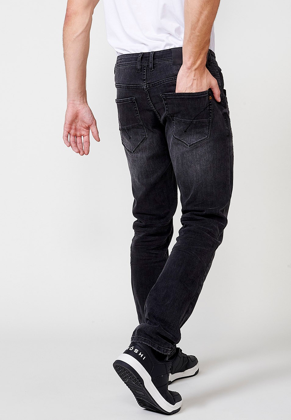 Pantalon long droit en jean coupe classique à cinq poches, une poche en Noir pour Homme