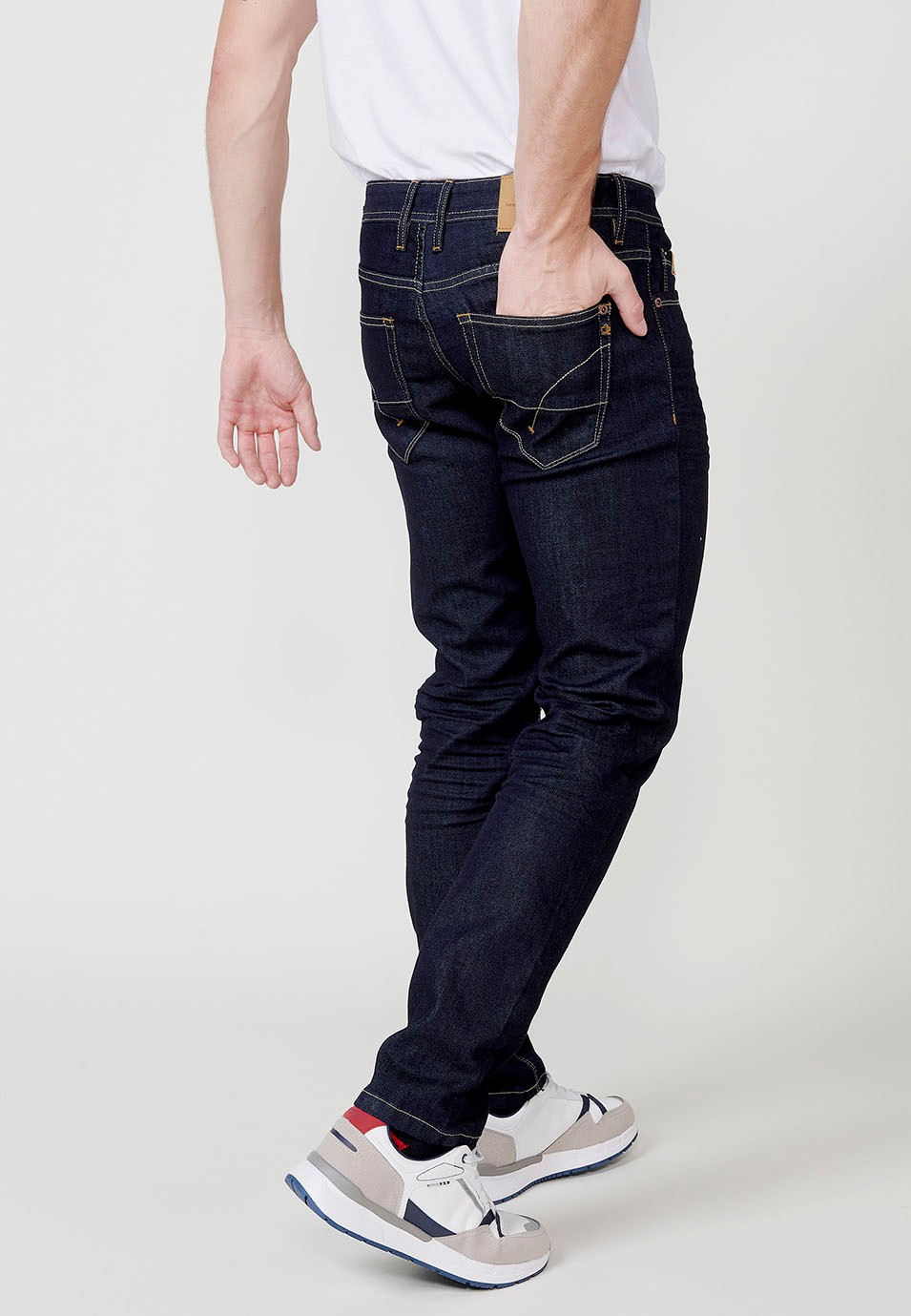 Pantalon long droit en jean coupe classique couleur Bleu pour Homme