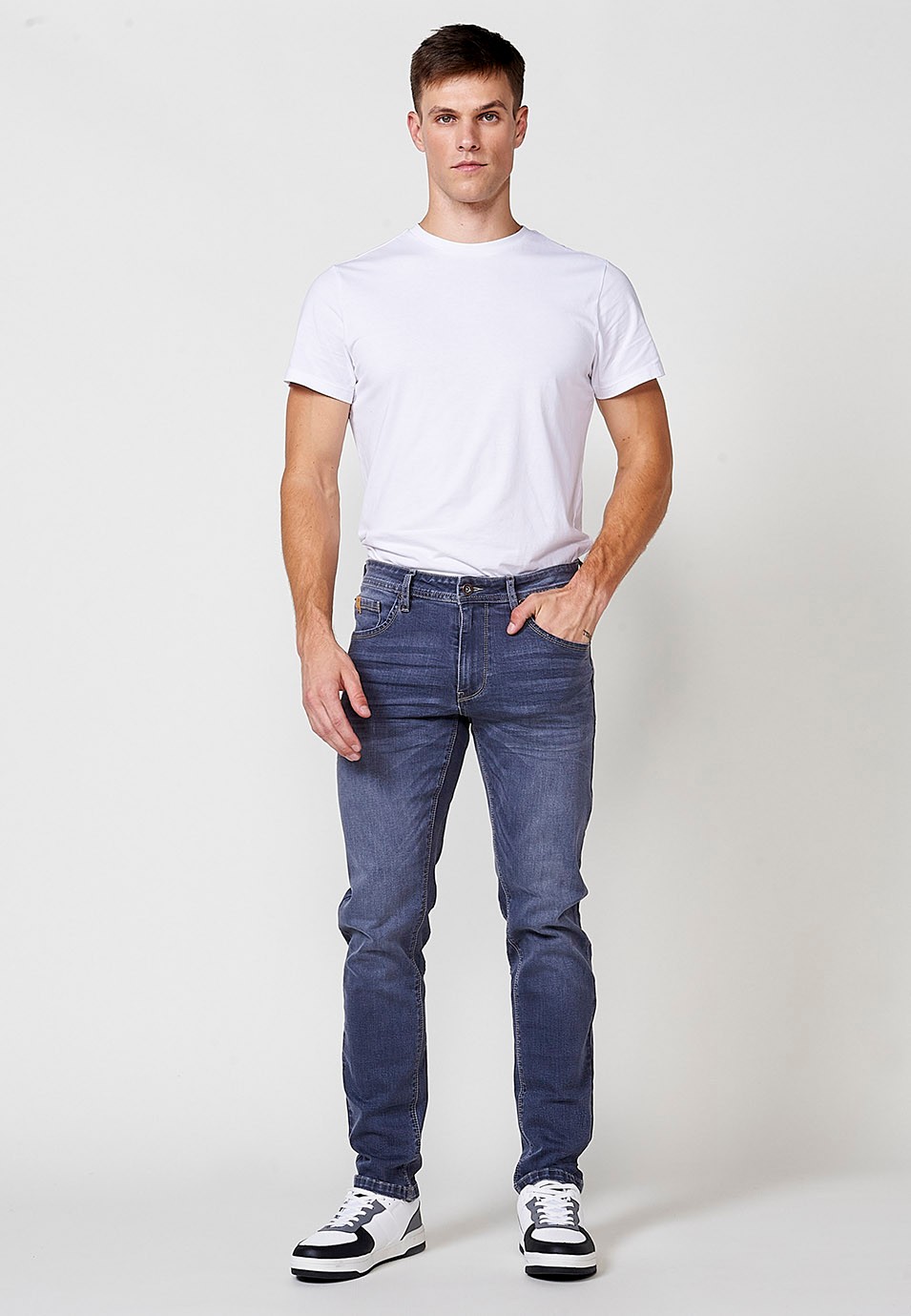 Pantalon long droit en denim coupe classique avec fermeture éclair et bouton sur le devant en Bleu Foncé pour Homme