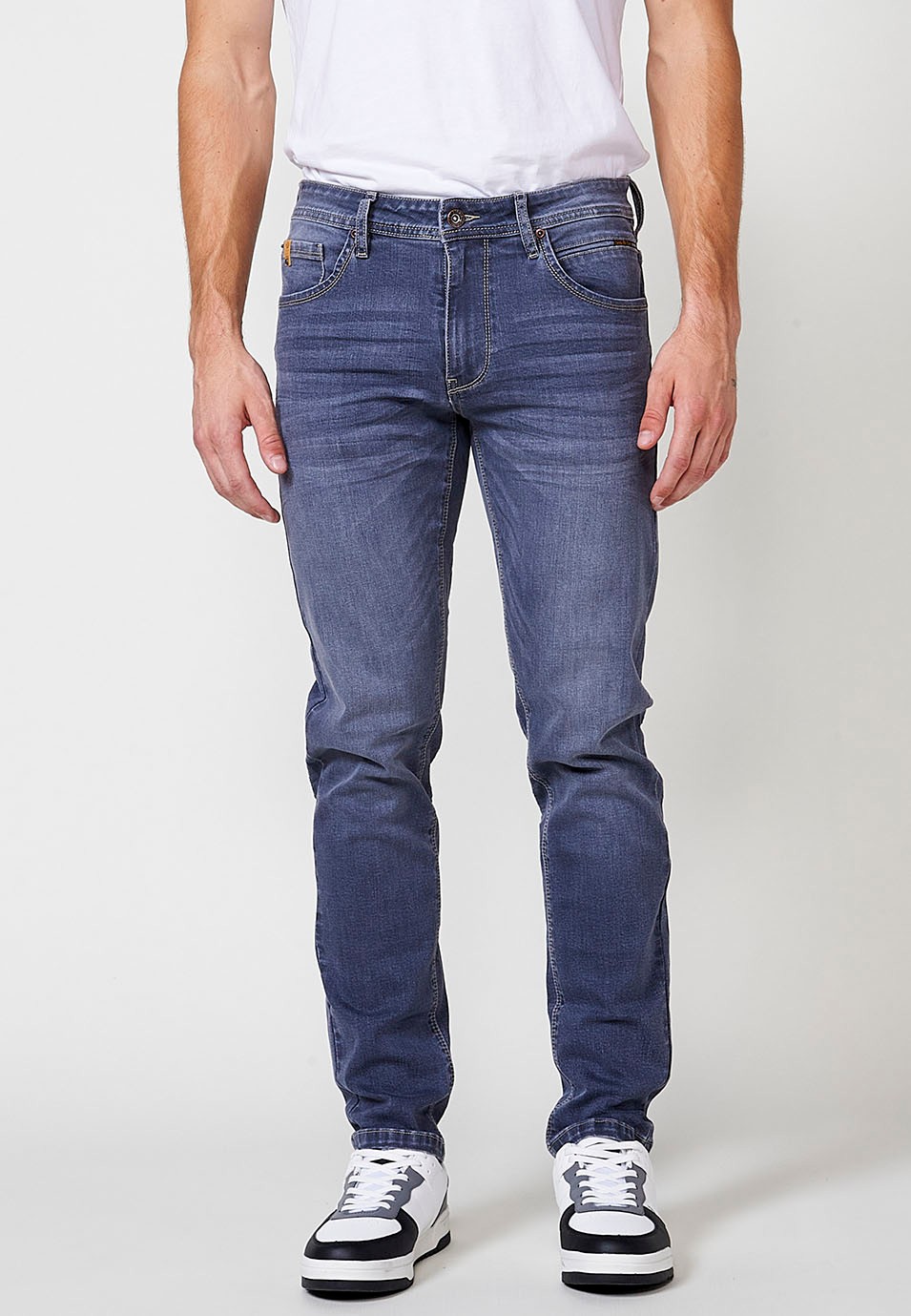 Pantalon long droit en denim coupe classique avec fermeture éclair et bouton sur le devant en Bleu Foncé pour Homme