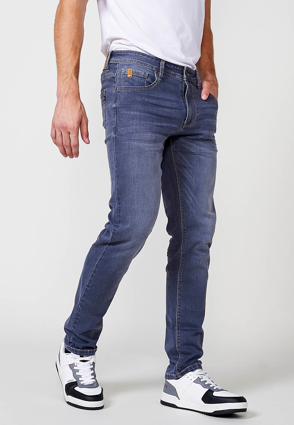 Pantalon long droit en denim coupe classique avec fermeture éclair et bouton sur le devant en Bleu Foncé pour Homme