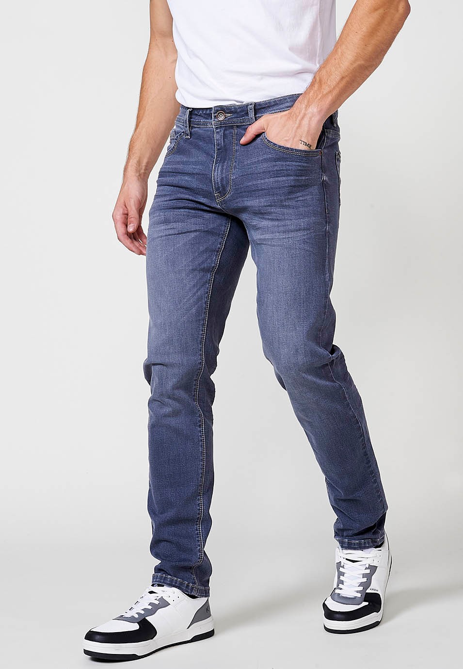 Pantalon long droit en denim coupe classique avec fermeture éclair et bouton sur le devant en Bleu Foncé pour Homme