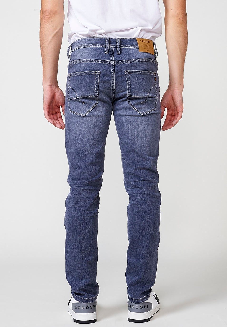 Pantalon long droit en denim coupe classique avec fermeture éclair et bouton sur le devant en Bleu Foncé pour Homme