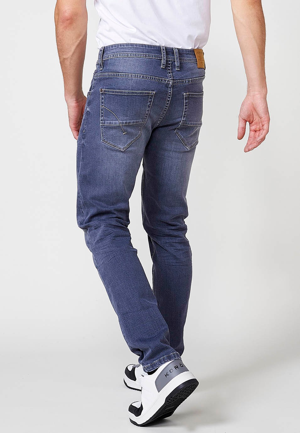 Pantalon long droit en denim coupe classique avec fermeture éclair et bouton sur le devant en Bleu Foncé pour Homme