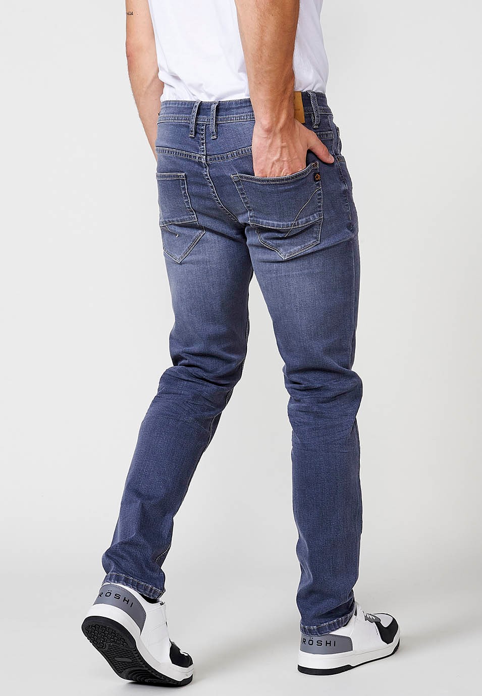 Pantalon long droit en denim coupe classique avec fermeture éclair et bouton sur le devant en Bleu Foncé pour Homme