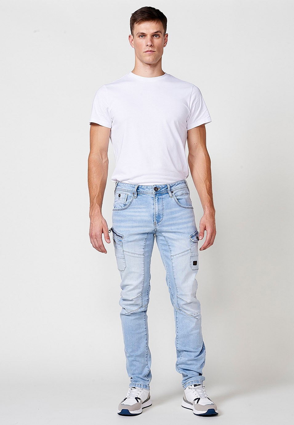 Pantalon de travail long en denim coupe classique avec cinq poches, une poche avec bouton et découpes aux genoux en Bleu pour Homme