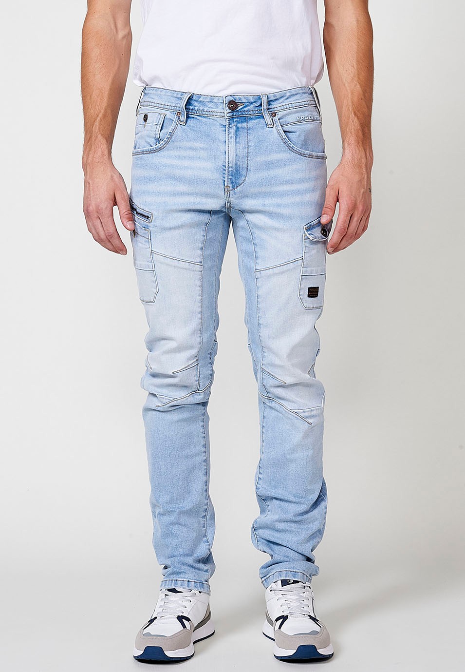 Pantalon de travail long en denim coupe classique avec cinq poches, une poche avec bouton et découpes aux genoux en Bleu pour Homme