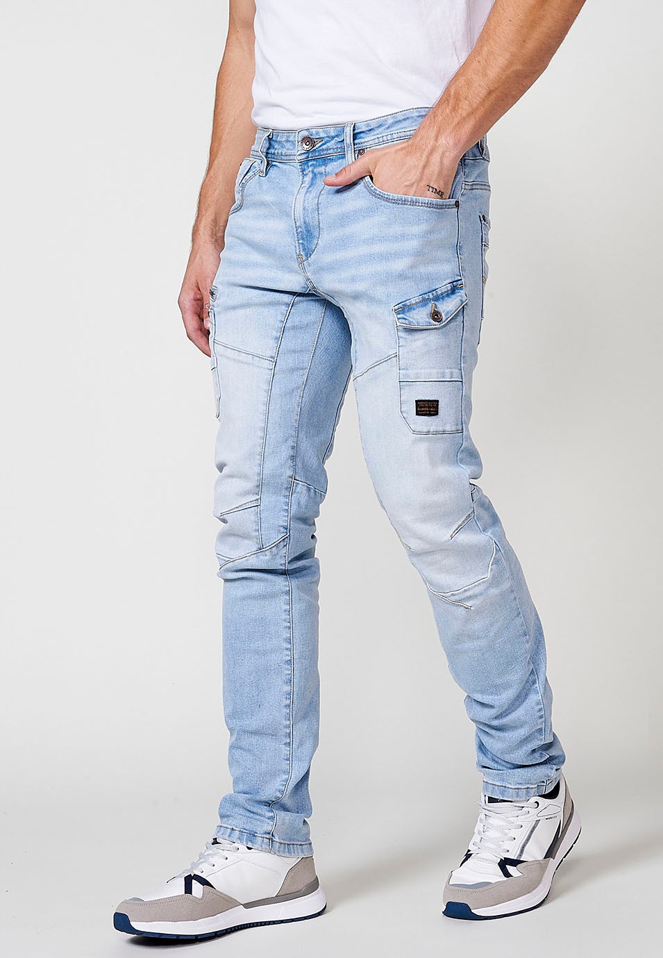 Pantalon de travail long en denim coupe classique avec cinq poches, une poche avec bouton et découpes aux genoux en Bleu pour Homme