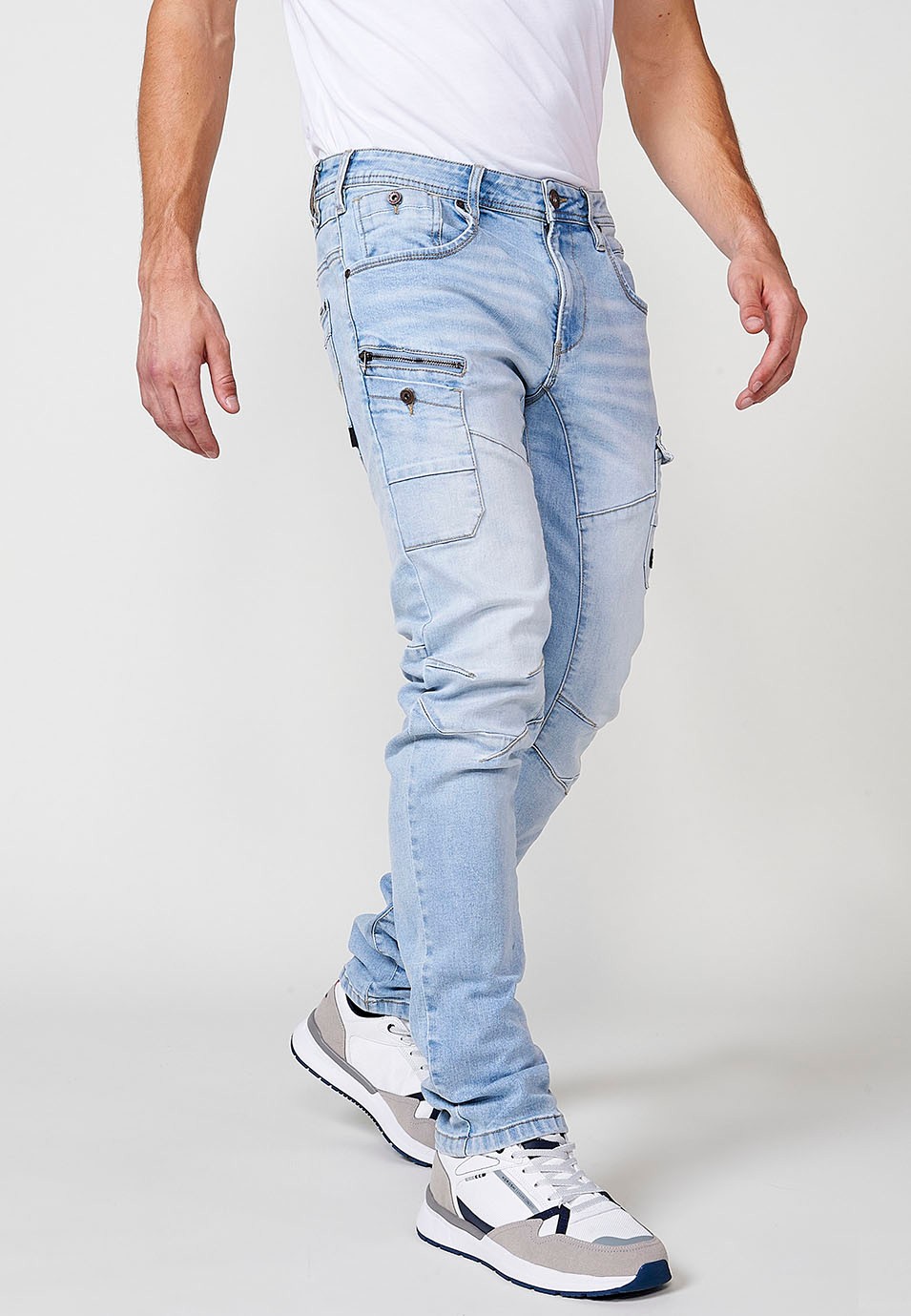 Pantalon de travail long en denim coupe classique avec cinq poches, une poche avec bouton et découpes aux genoux en Bleu pour Homme