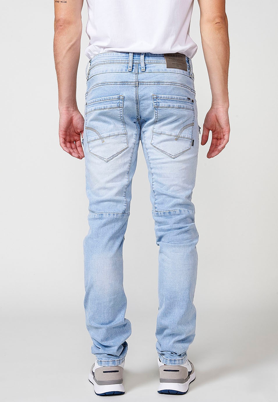 Pantalon de travail long en denim coupe classique avec cinq poches, une poche avec bouton et découpes aux genoux en Bleu pour Homme