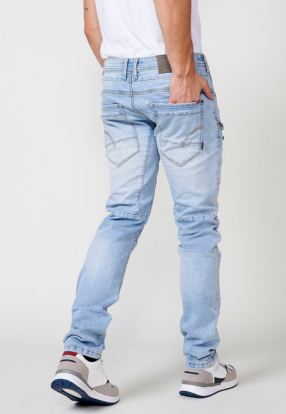 Pantalon de travail long en denim coupe classique avec cinq poches, une poche avec bouton et découpes aux genoux en Bleu pour Homme