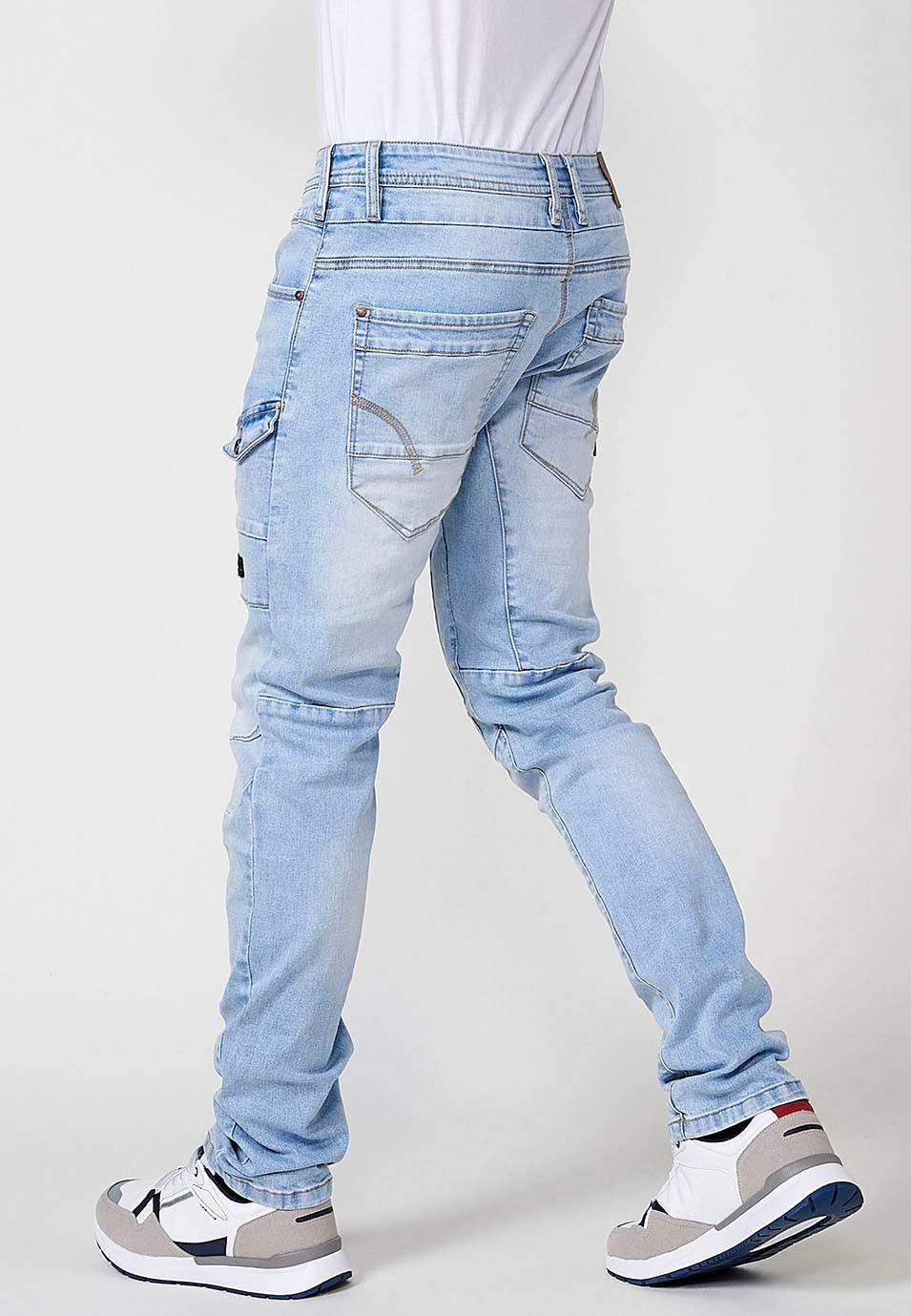 Pantalon de travail long en denim coupe classique avec cinq poches, une poche avec bouton et découpes aux genoux en Bleu pour Homme