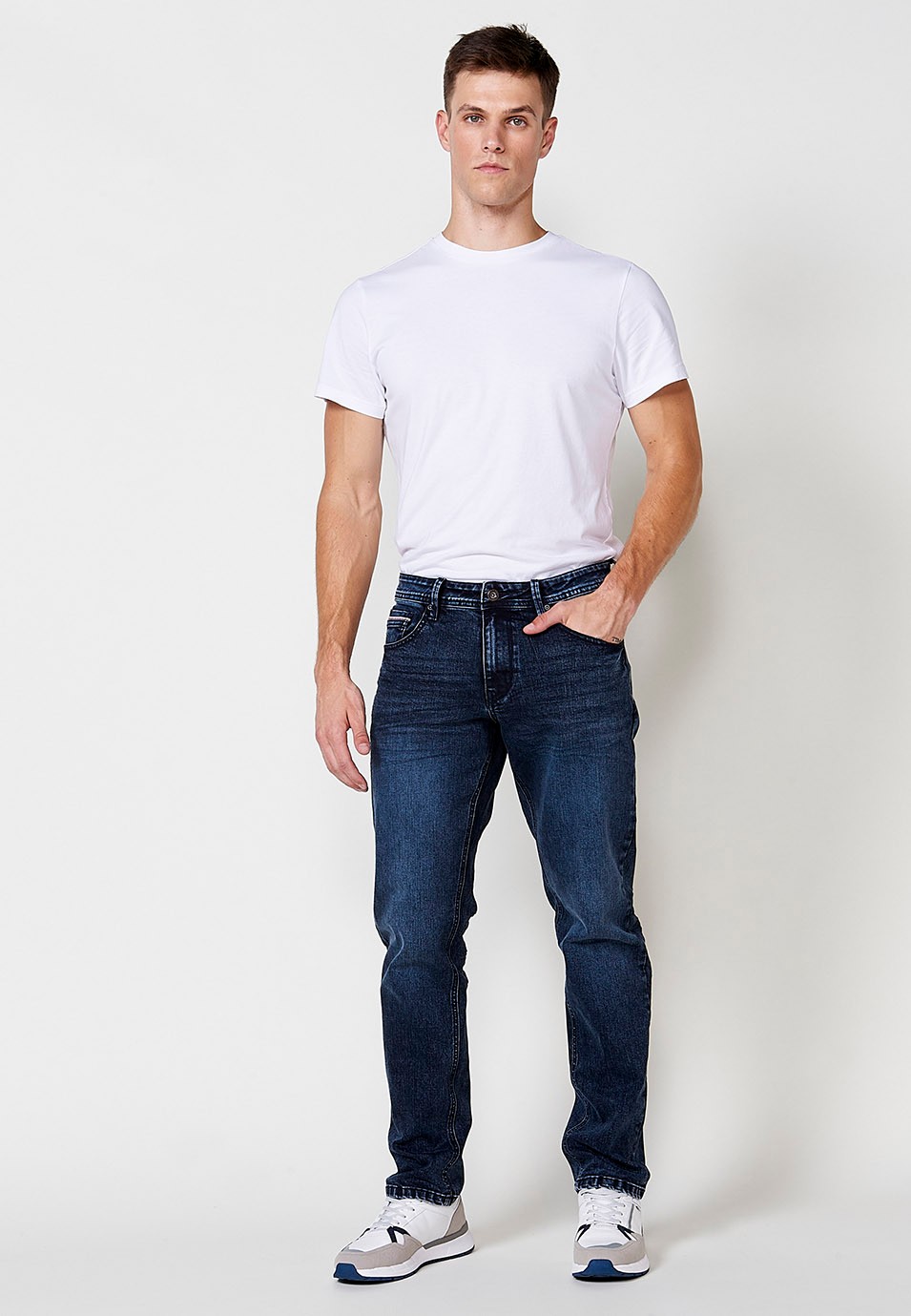 Pantalón denim largo straigth regular fit con bolsillos para hombre