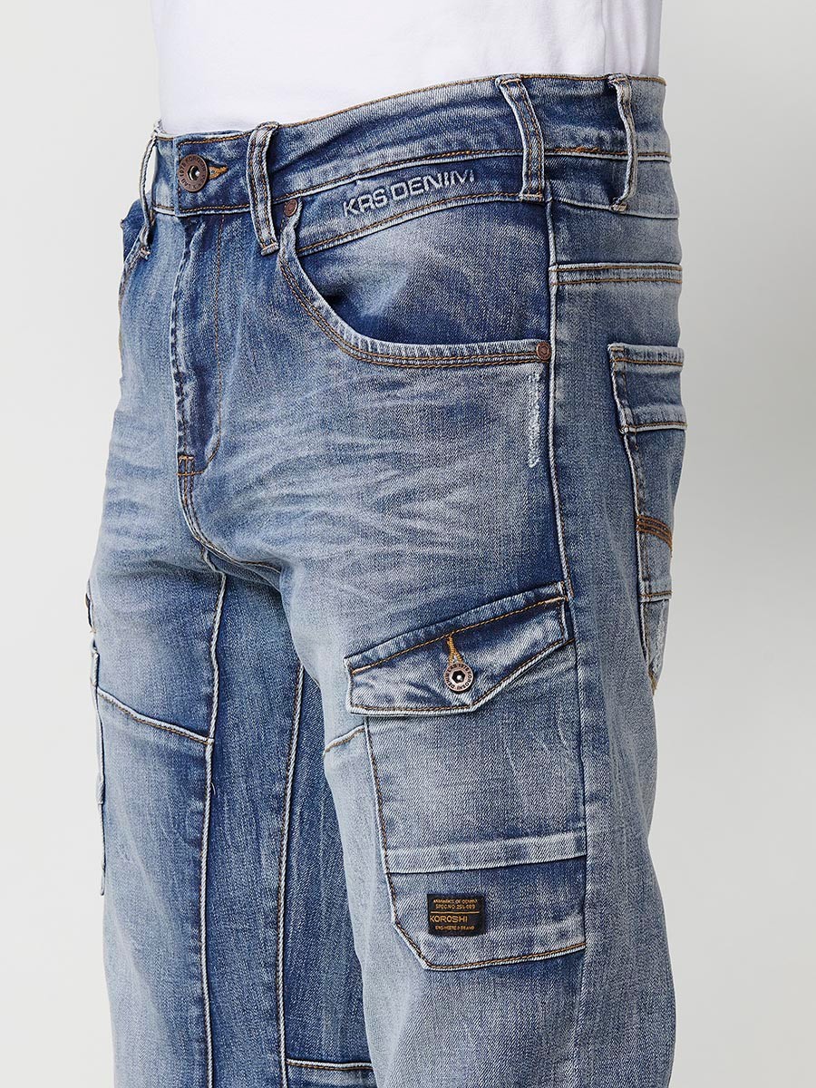 Jean cargo long coupe régulière style denim extensible avec effet délavé usé et coupes et poches sur la jambe avec fermeture zippée et boutonnée sur le devant en bleu pour homme