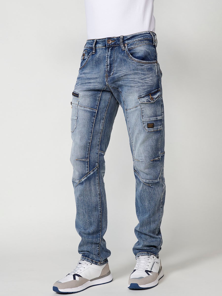 Jean cargo long coupe régulière style denim extensible avec effet délavé usé et coupes et poches sur la jambe avec fermeture zippée et boutonnée sur le devant en bleu pour homme