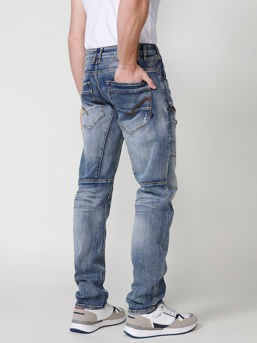 Jean cargo long coupe régulière style denim extensible avec effet délavé usé et coupes et poches sur la jambe avec fermeture zippée et boutonnée sur le devant en bleu pour homme