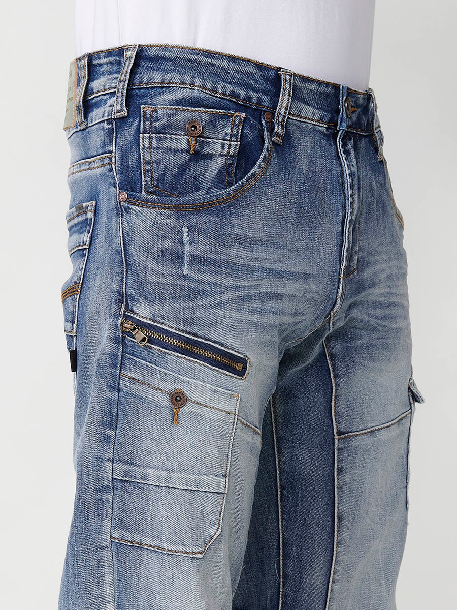 Jean cargo long coupe régulière style denim extensible avec effet délavé usé et coupes et poches sur la jambe avec fermeture zippée et boutonnée sur le devant en bleu pour homme