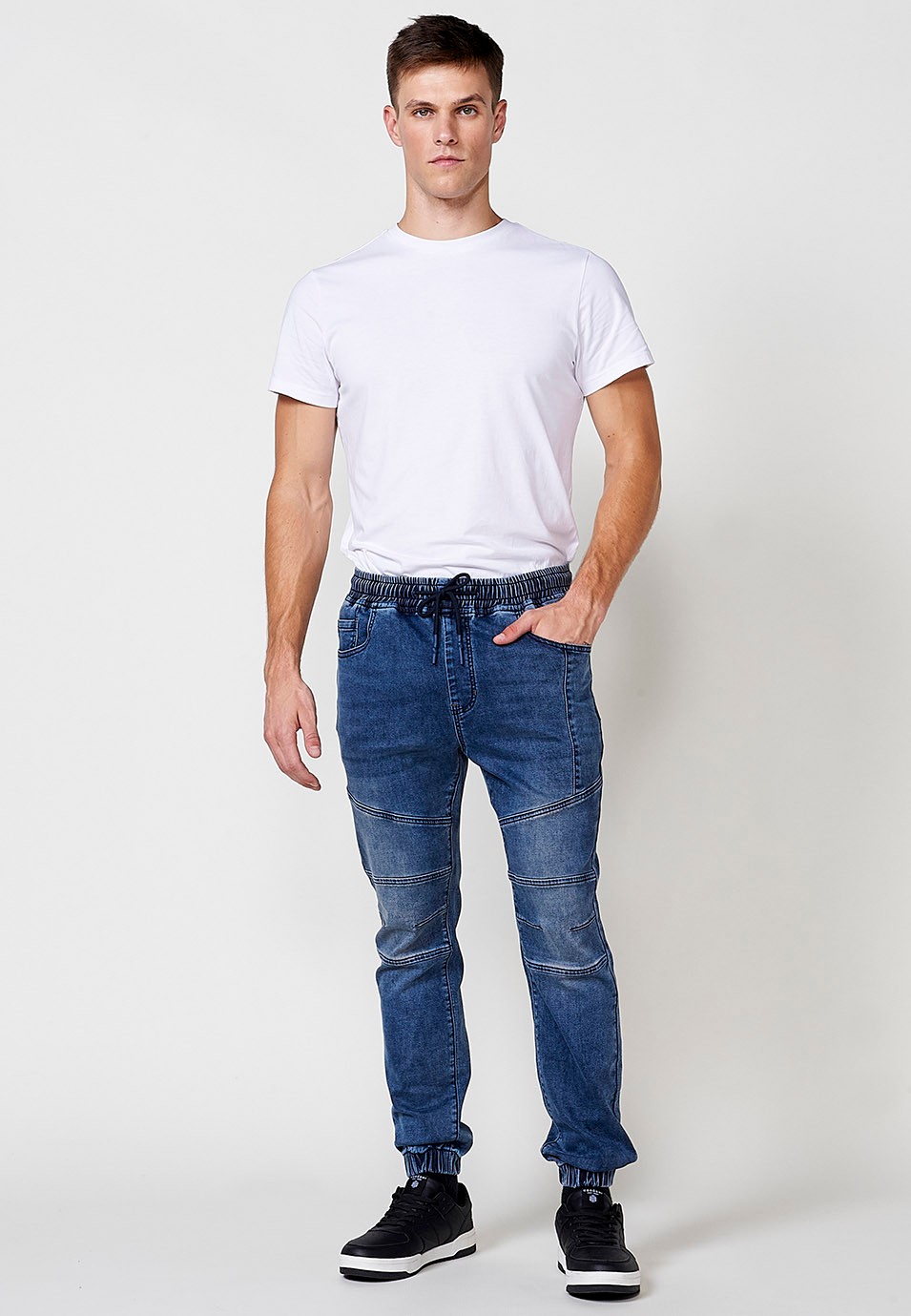 Pantalón jogger denim con Cintura con goma elástica y Cinco bolsillos con uno cerillero con Detalles en las rodillas color Azul para Hombre