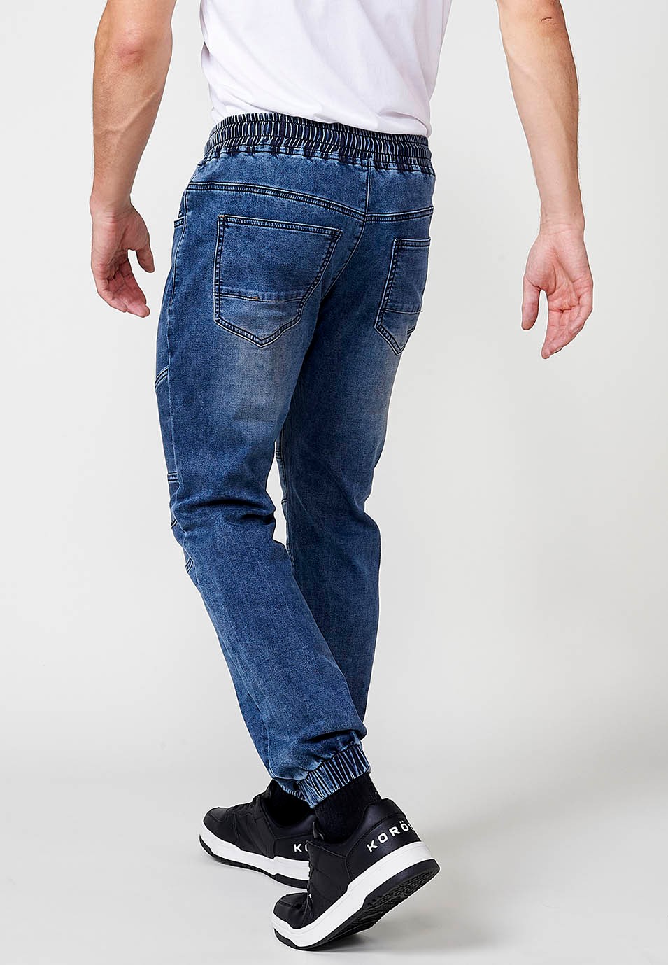 Pantalón jogger denim con Cintura con goma elástica y Cinco bolsillos con uno cerillero con Detalles en las rodillas color Azul para Hombre 2