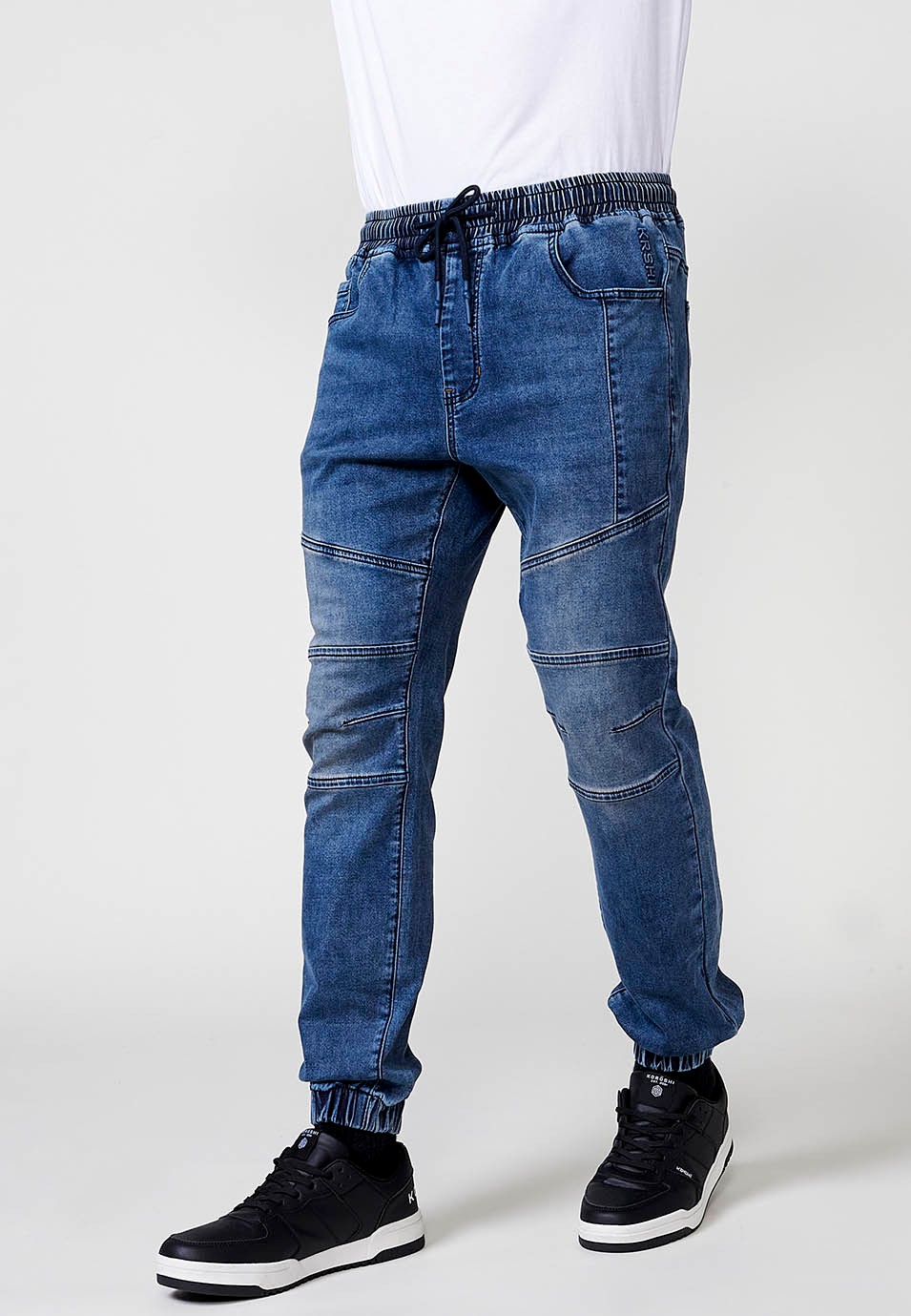 Pantalón jogger denim con Cintura con goma elástica y Cinco bolsillos con uno cerillero con Detalles en las rodillas color Azul para Hombre 3