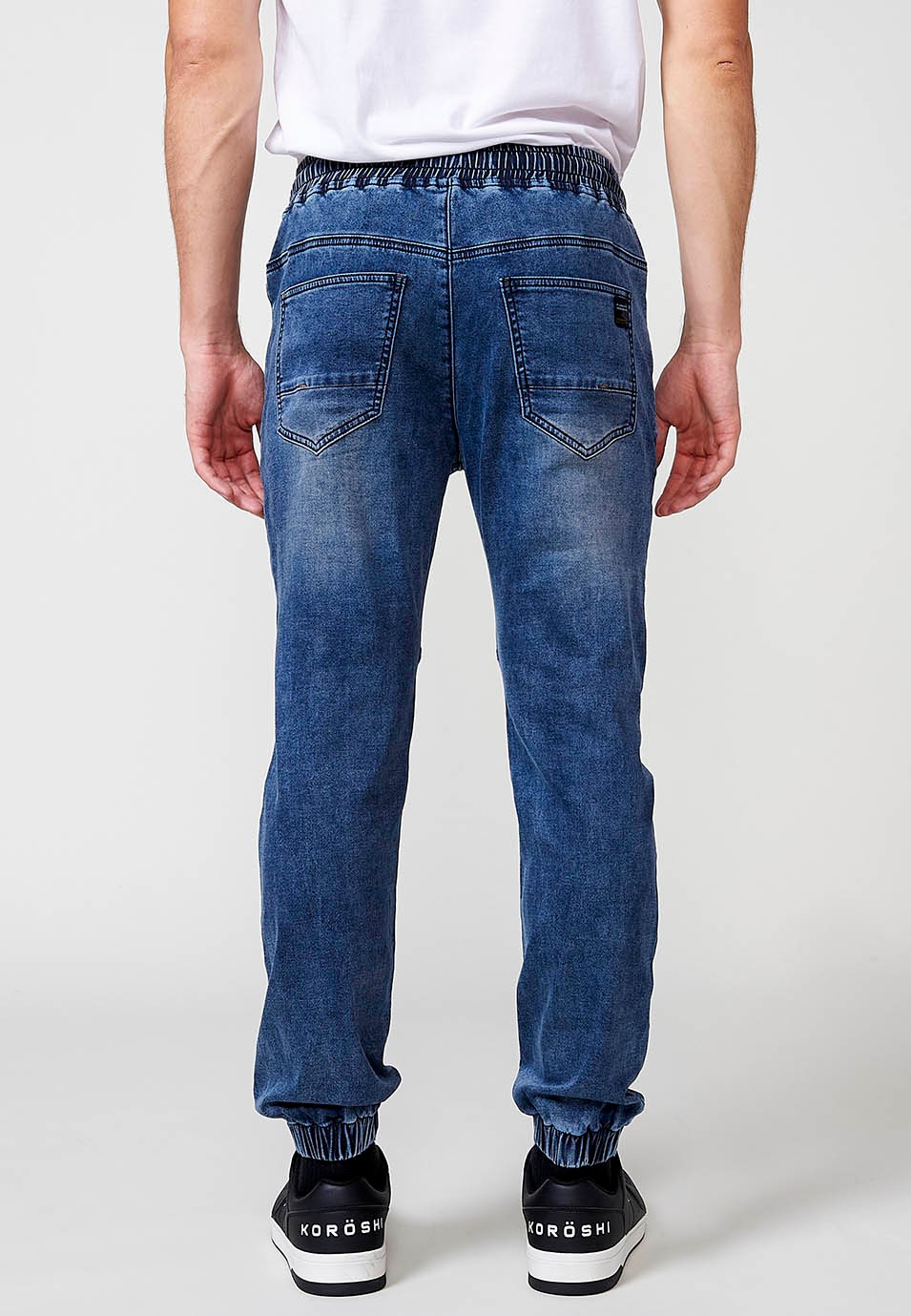 Pantalón jogger denim con Cintura con goma elástica y Cinco bolsillos con uno cerillero con Detalles en las rodillas color Azul para Hombre 1