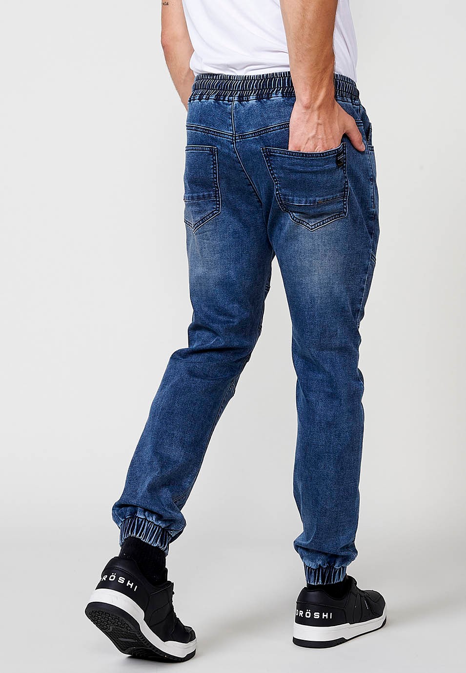 Pantalón jogger denim con Cintura con goma elástica y Cinco bolsillos con uno cerillero con Detalles en las rodillas color Azul para Hombre 6