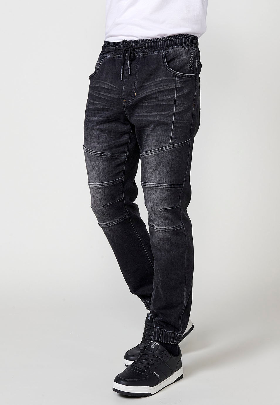 Pantalón jogger denim con Cintura con goma elástica y Cinco bolsillos con uno cerillero con Detalles en las rodillas color Negro para Hombre