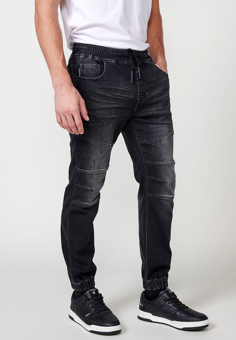 Pantalón jogger denim con Cintura con goma elástica y Cinco bolsillos con uno cerillero con Detalles en las rodillas color Negro para Hombre