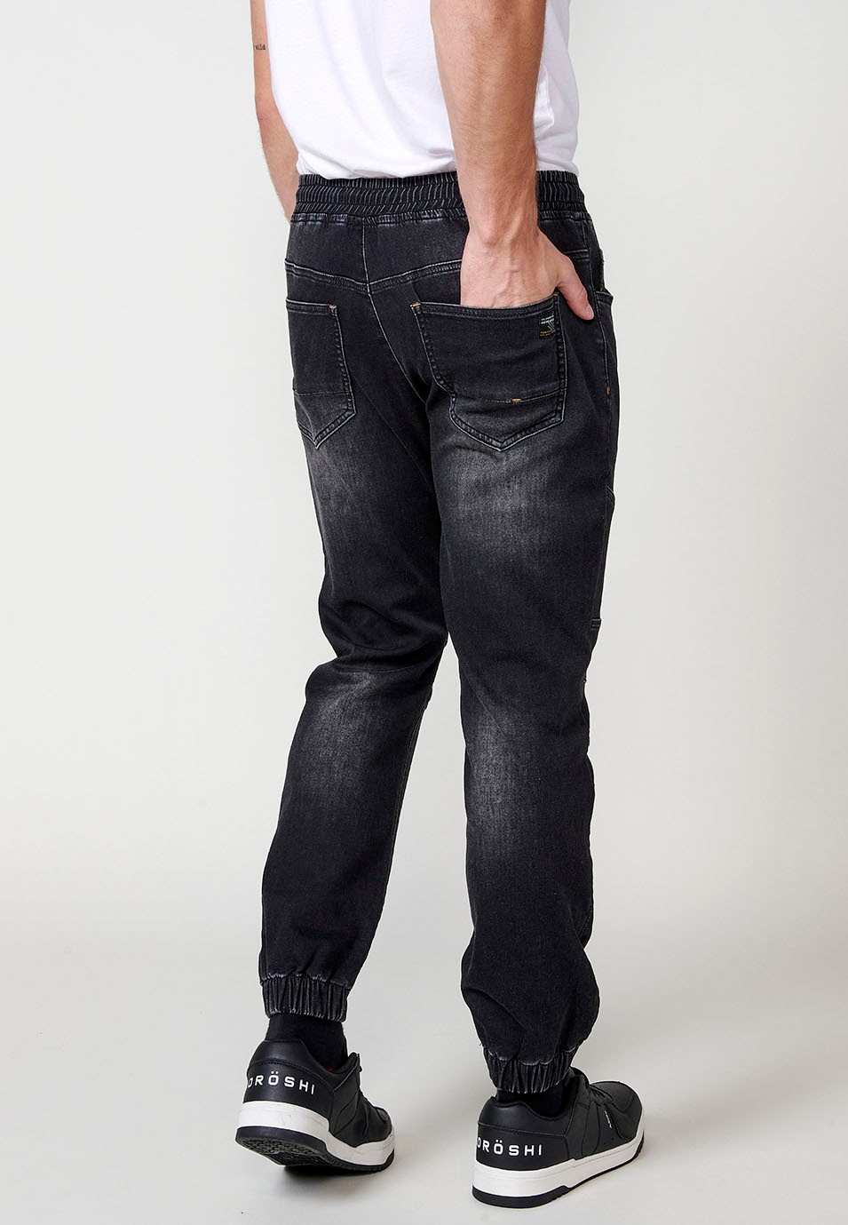 Pantalón jogger denim con Cintura con goma elástica y Cinco bolsillos con uno cerillero con Detalles en las rodillas color Negro para Hombre