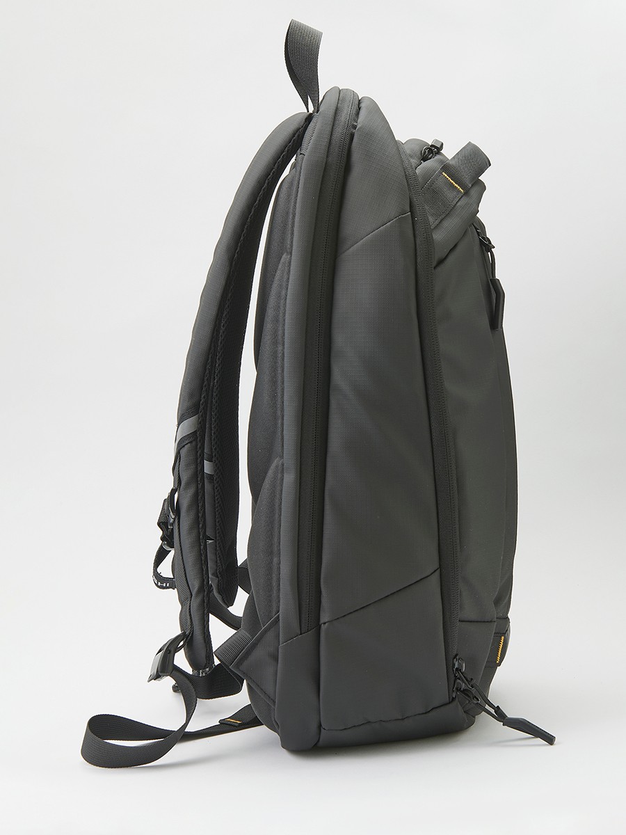 Mochila con varios bolsillos y compartimentos separados por cremalleras, válida para ordenador portátil, color Negro para Hombre