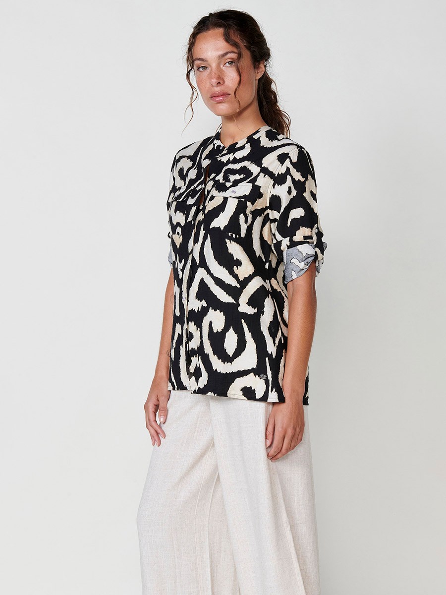 Chemise à manches longues col Mao avec fermeture à bouton central et imprimé ikat en noir pour femme 10