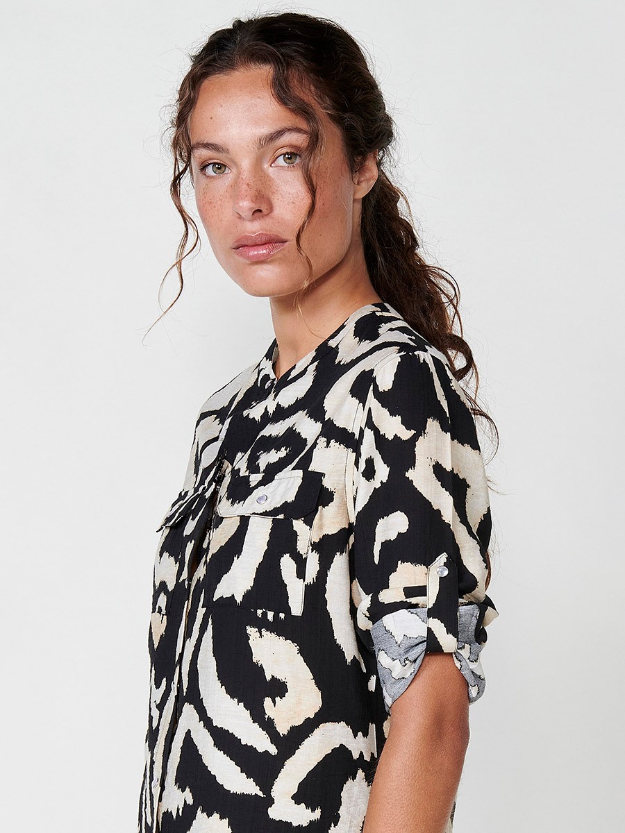 Chemise à manches longues col Mao avec fermeture à bouton central et imprimé ikat en noir pour femme 1