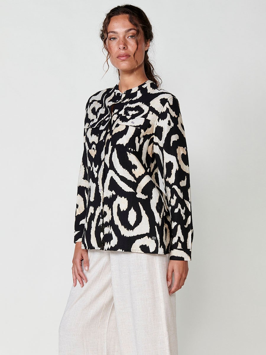 Chemise à manches longues col Mao avec fermeture à bouton central et imprimé ikat en noir pour femme 4