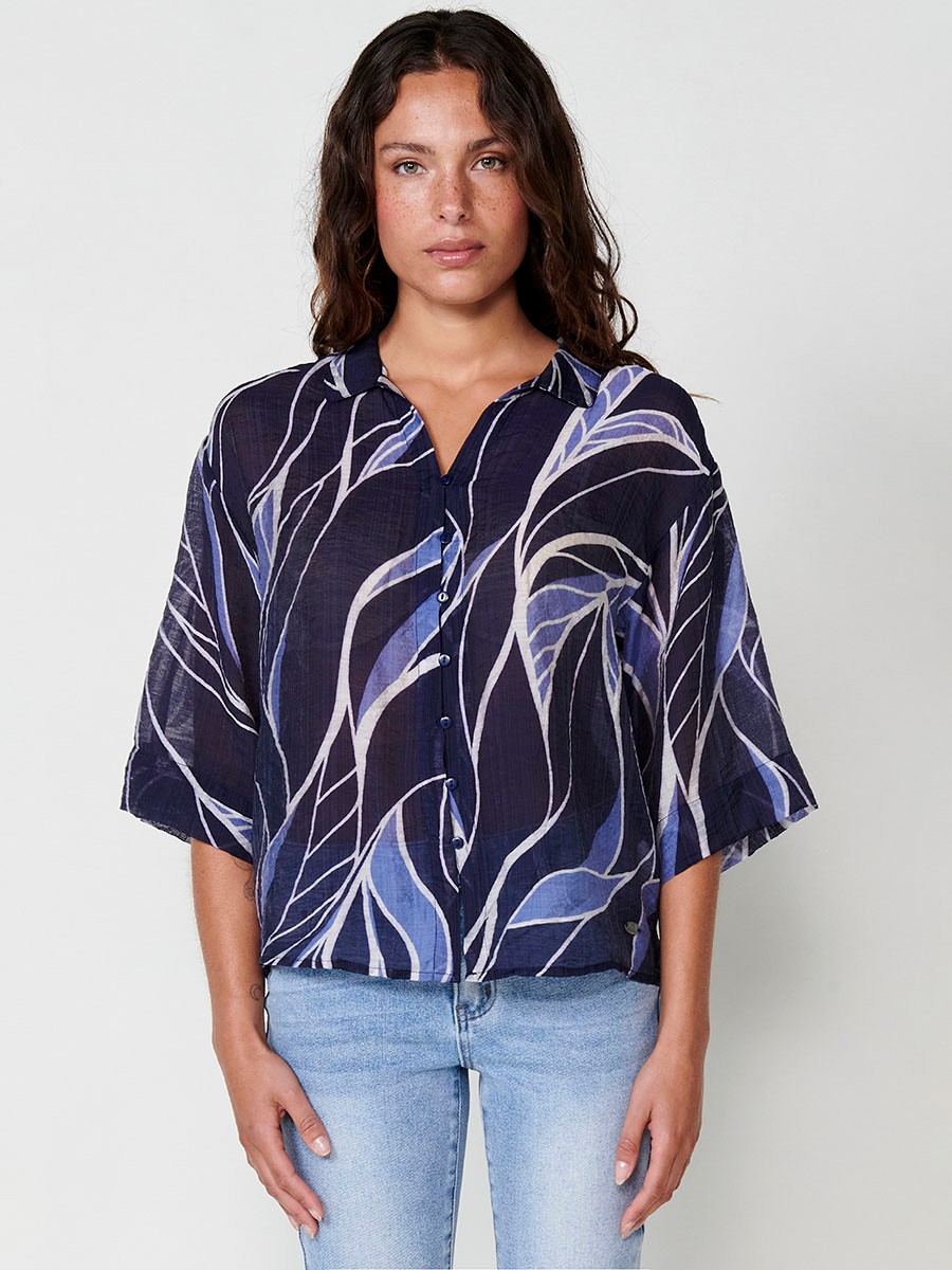 Chemise en voile à manches courtes avec col Mao et fermeture à bouton central avec ourlet arrondi et imprimé feuilles en bleu pour femme 4